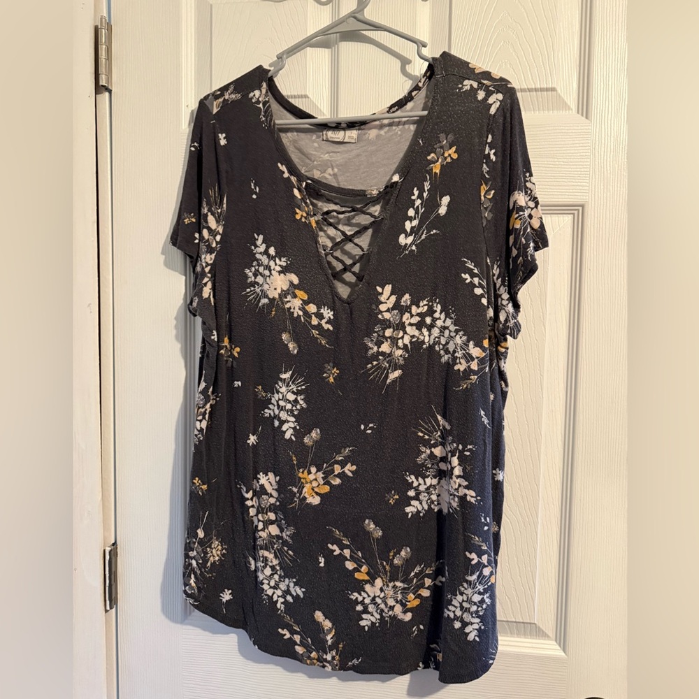 Floral Lattice Neck Short Sleeve Top